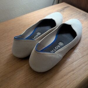 Grey round toe Rothys